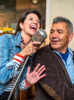 Couple singing at Sun Studio.