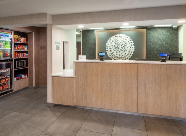 Front Desk - Ron Calamia Photo 8