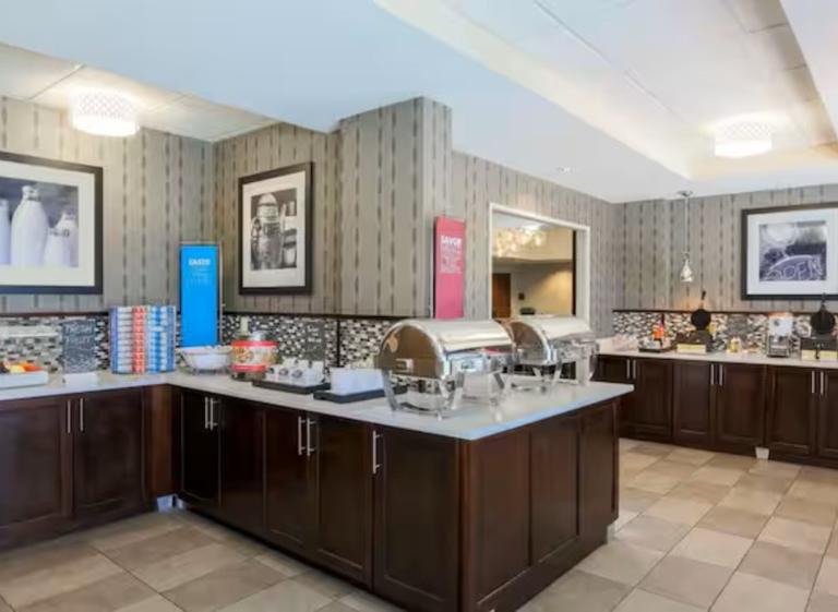 Breakfast Area Hampton Inn - Hilton Photo 2