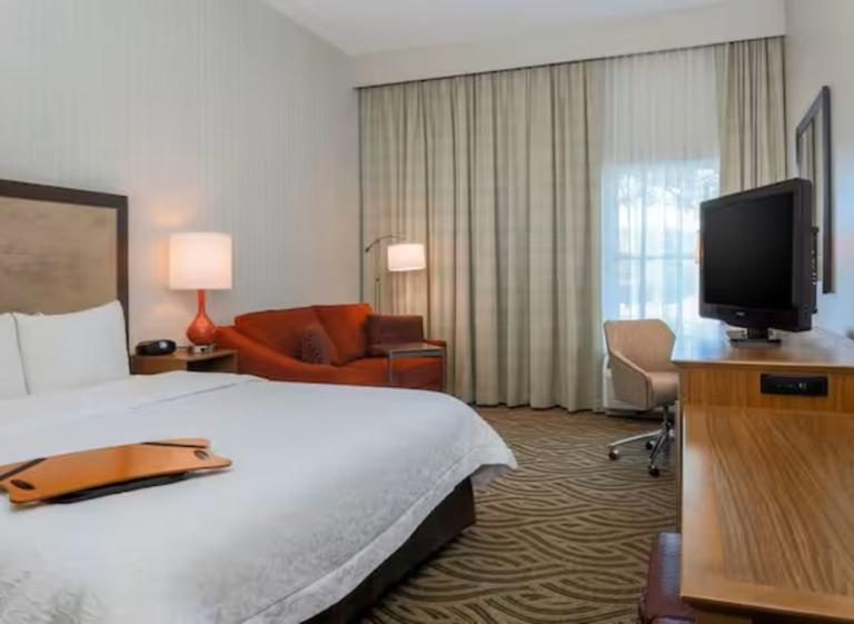 King Bedroom Hampton Inn - Hilton Photo