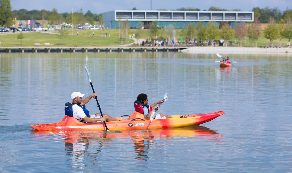 A couple kayaking at Shelby Farms in Memphis.